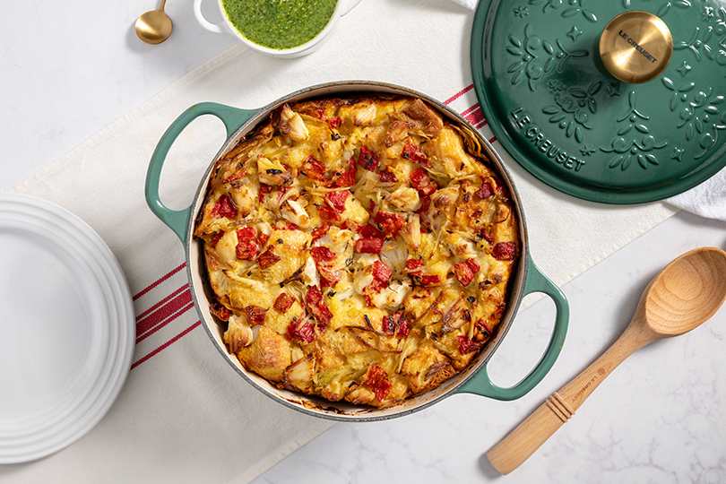 Strata aux poivrons rouges rôtis et au crabe avec pesto de persil